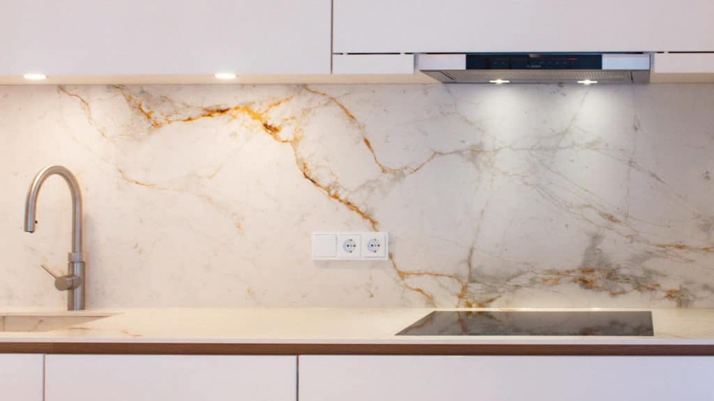 Nordisch weiß: Küche vom Tischler