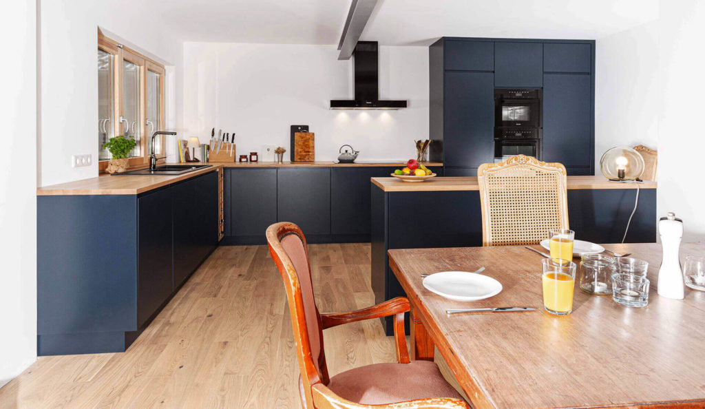Blaue Küche aus Holz vom Tischler aus Norddeutschland